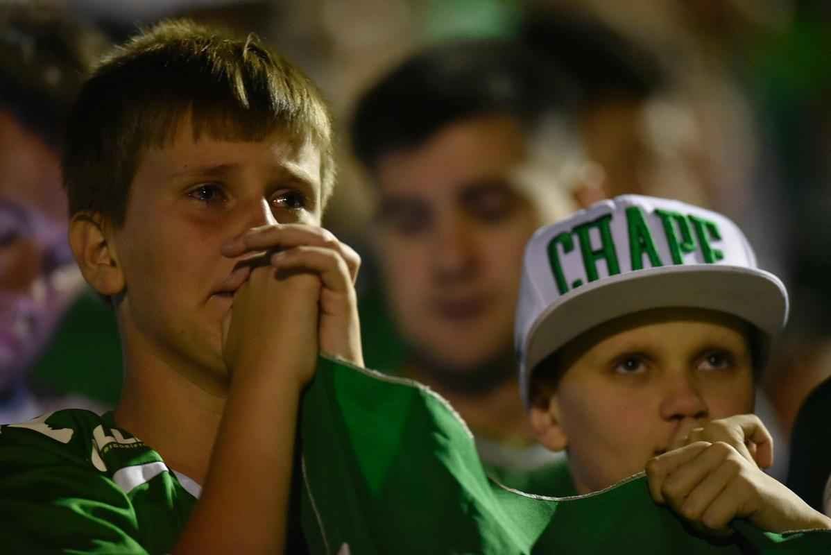 Foi na Arena ndio Cond que a Chapecoense deixou o 'anonimato' para ganhar os coraes de todos os brasileiros. Em seu estdio, o Verdo do Oeste mostrou toda sua valentia ao permanecer por trs anos seguidos na Srie A e, consequentemente, alcanar a deciso da Copa Sul-Americana. Pelo caminho ficaram gigantes como os argentinos Independiente e San Lorenzo e o colombiano Junior Barranquilla. Restava apenas o poderoso Atltico Nacional, melhor clube da atualidade na Amrica do Sul. Dentro de campo, a Chape no pde dar sequncia  sua bravura, pois acabou vitimada por um acidente areo que matou quase toda sua delegao nas proximidades de Medelln, na Colmbia. Mas, se depender do amor de uma multido, o clube renascer. A mesma Arena Cond que foi palco de trs acessos - da Srie D para a C, em 2009; da C para a B, em 2012; e da B para a A, em 2013 -  o local onde milhares de torcedores prestam as ltimas homenagens aos falecidos. Sempre, claro, com a esperana de que a agremiao se reerguer e dar continuidade ao belo trabalho recente. Vamos, vamos Chape!!! (CRDITO DAS IMAGENS: DOUGLAS MAGNO/AFP)