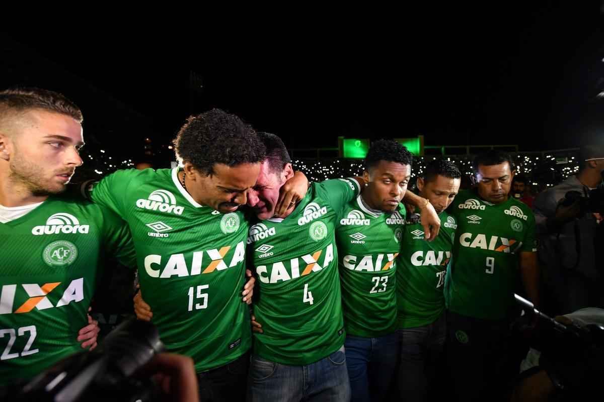 Foi na Arena ndio Cond que a Chapecoense deixou o 'anonimato' para ganhar os coraes de todos os brasileiros. Em seu estdio, o Verdo do Oeste mostrou toda sua valentia ao permanecer por trs anos seguidos na Srie A e, consequentemente, alcanar a deciso da Copa Sul-Americana. Pelo caminho ficaram gigantes como os argentinos Independiente e San Lorenzo e o colombiano Junior Barranquilla. Restava apenas o poderoso Atltico Nacional, melhor clube da atualidade na Amrica do Sul. Dentro de campo, a Chape no pde dar sequncia  sua bravura, pois acabou vitimada por um acidente areo que matou quase toda sua delegao nas proximidades de Medelln, na Colmbia. Mas, se depender do amor de uma multido, o clube renascer. A mesma Arena Cond que foi palco de trs acessos - da Srie D para a C, em 2009; da C para a B, em 2012; e da B para a A, em 2013 -  o local onde milhares de torcedores prestam as ltimas homenagens aos falecidos. Sempre, claro, com a esperana de que a agremiao se reerguer e dar continuidade ao belo trabalho recente. Vamos, vamos Chape!!! (CRDITO DAS IMAGENS: NELSON ALMEIDA/AFP)