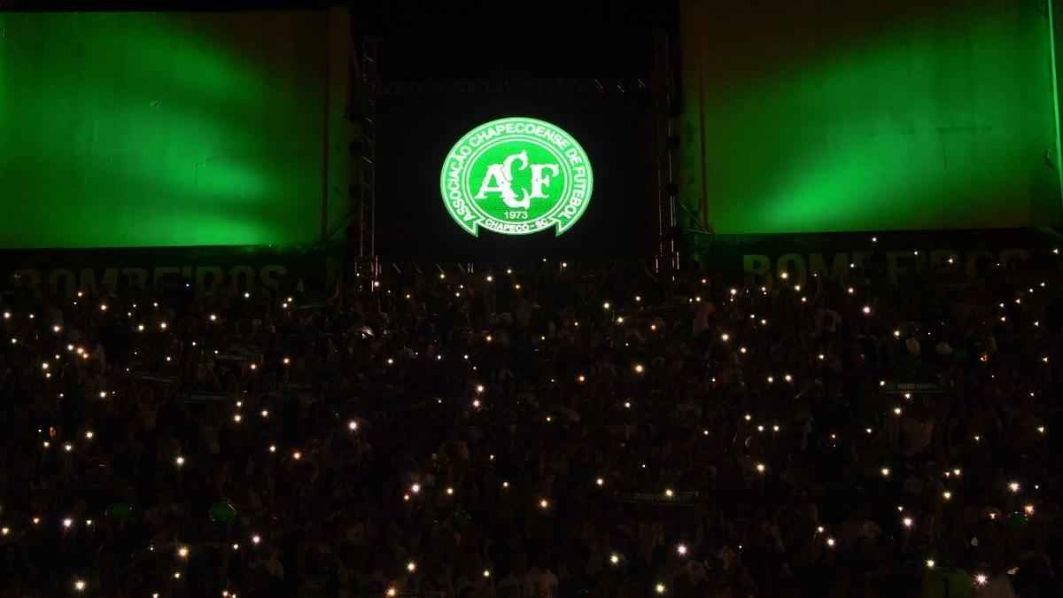 Foi na Arena ndio Cond que a Chapecoense deixou o 'anonimato' para ganhar os coraes de todos os brasileiros. Em seu estdio, o Verdo do Oeste mostrou toda sua valentia ao permanecer por trs anos seguidos na Srie A e, consequentemente, alcanar a deciso da Copa Sul-Americana. Pelo caminho ficaram gigantes como os argentinos Independiente e San Lorenzo e o colombiano Junior Barranquilla. Restava apenas o poderoso Atltico Nacional, melhor clube da atualidade na Amrica do Sul. Dentro de campo, a Chape no pde dar sequncia  sua bravura, pois acabou vitimada por um acidente areo que matou quase toda sua delegao nas proximidades de Medelln, na Colmbia. Mas, se depender do amor de uma multido, o clube renascer. A mesma Arena Cond que foi palco de trs acessos - da Srie D para a C, em 2009; da C para a B, em 2012; e da B para a A, em 2013 -  o local onde milhares de torcedores prestam as ltimas homenagens aos falecidos. Sempre, claro, com a esperana de que a agremiao se reerguer e dar continuidade ao belo trabalho recente. Vamos, vamos Chape!!! (CRDITO DAS IMAGENS: NELSON ALMEIDA/AFP)