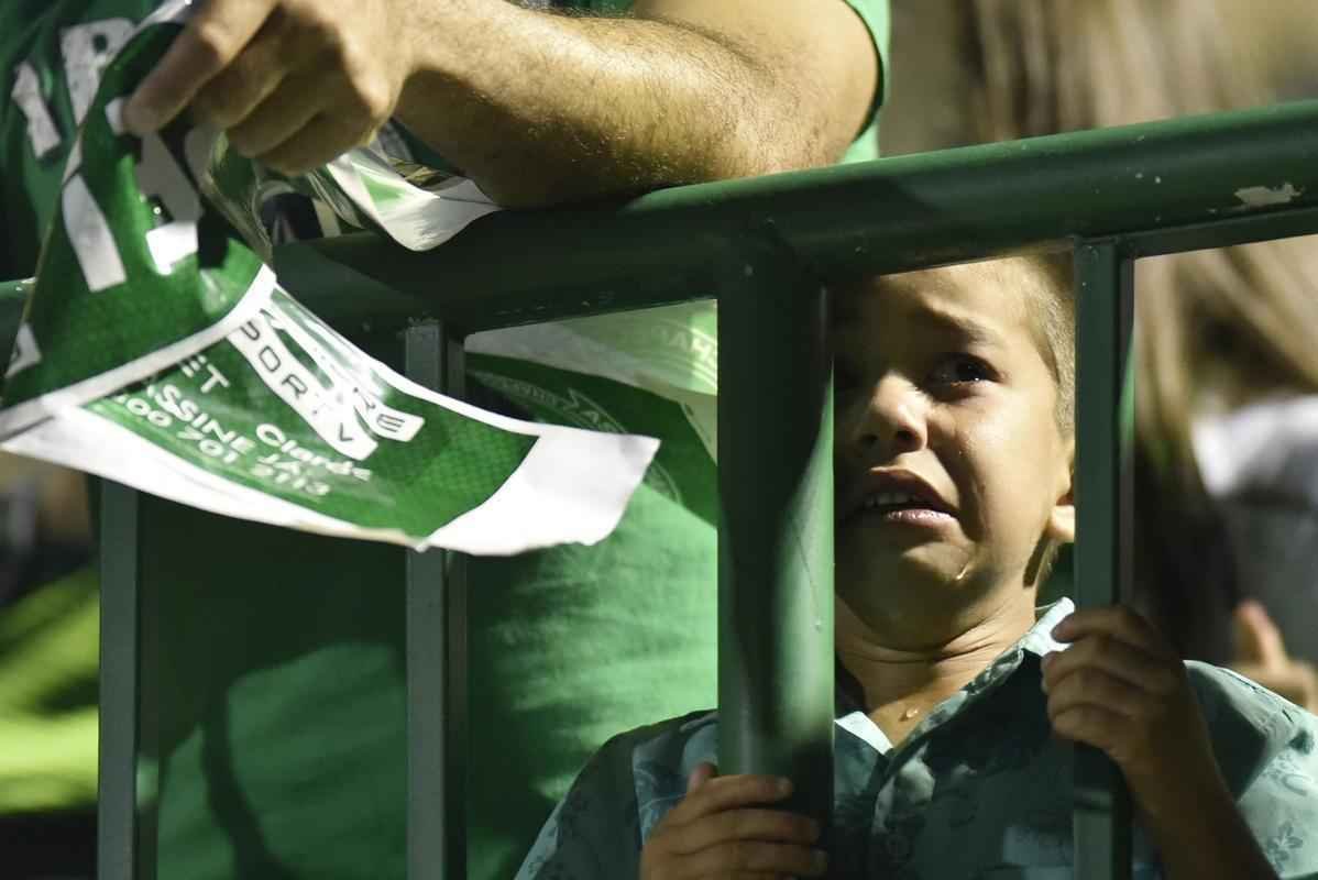 Foi na Arena ndio Cond que a Chapecoense deixou o 'anonimato' para ganhar os coraes de todos os brasileiros. Em seu estdio, o Verdo do Oeste mostrou toda sua valentia ao permanecer por trs anos seguidos na Srie A e, consequentemente, alcanar a deciso da Copa Sul-Americana. Pelo caminho ficaram gigantes como os argentinos Independiente e San Lorenzo e o colombiano Junior Barranquilla. Restava apenas o poderoso Atltico Nacional, melhor clube da atualidade na Amrica do Sul. Dentro de campo, a Chape no pde dar sequncia  sua bravura, pois acabou vitimada por um acidente areo que matou quase toda sua delegao nas proximidades de Medelln, na Colmbia. Mas, se depender do amor de uma multido, o clube renascer. A mesma Arena Cond que foi palco de trs acessos - da Srie D para a C, em 2009; da C para a B, em 2012; e da B para a A, em 2013 -  o local onde milhares de torcedores prestam as ltimas homenagens aos falecidos. Sempre, claro, com a esperana de que a agremiao se reerguer e dar continuidade ao belo trabalho recente. Vamos, vamos Chape!!! (CRDITO DAS IMAGENS: DOUGLAS MAGNO/AFP)