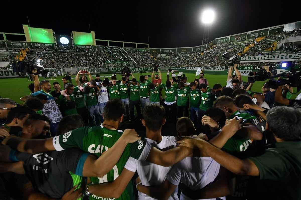 Foi na Arena ndio Cond que a Chapecoense deixou o 'anonimato' para ganhar os coraes de todos os brasileiros. Em seu estdio, o Verdo do Oeste mostrou toda sua valentia ao permanecer por trs anos seguidos na Srie A e, consequentemente, alcanar a deciso da Copa Sul-Americana. Pelo caminho ficaram gigantes como os argentinos Independiente e San Lorenzo e o colombiano Junior Barranquilla. Restava apenas o poderoso Atltico Nacional, melhor clube da atualidade na Amrica do Sul. Dentro de campo, a Chape no pde dar sequncia  sua bravura, pois acabou vitimada por um acidente areo que matou quase toda sua delegao nas proximidades de Medelln, na Colmbia. Mas, se depender do amor de uma multido, o clube renascer. A mesma Arena Cond que foi palco de trs acessos - da Srie D para a C, em 2009; da C para a B, em 2012; e da B para a A, em 2013 -  o local onde milhares de torcedores prestam as ltimas homenagens aos falecidos. Sempre, claro, com a esperana de que a agremiao se reerguer e dar continuidade ao belo trabalho recente. Vamos, vamos Chape!!! (CRDITO DAS IMAGENS: NELSON ALMEIDA/AFP)