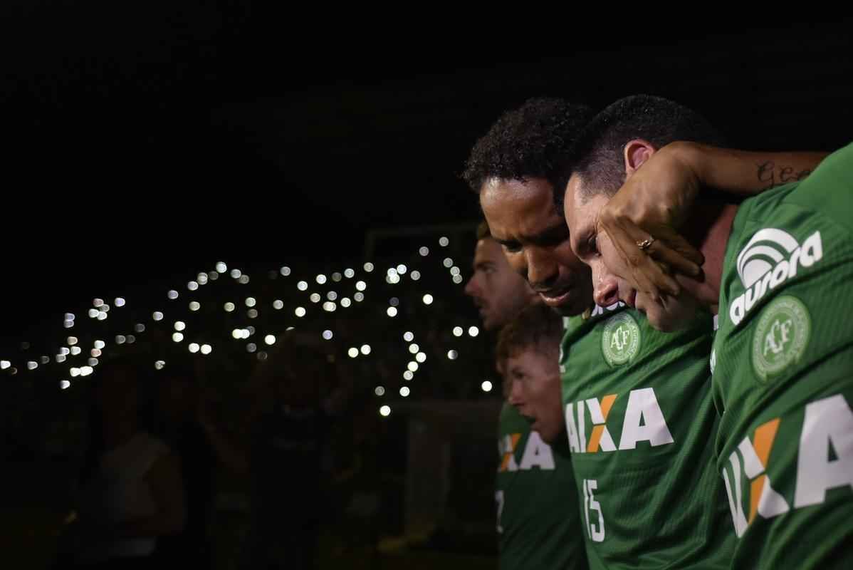 Homenagem na Arena Cond aos mortos no acidente areo emocionou principalmente os jogadores que ficaram em Chapec. So eles os goleiros Nivaldo, William Bergamin e Marcelo Boeck; os zagueiros Demerson e Rafael Lima; o lateral Cludio Winck; os volantes Nenm e Moiss; o armador Lucas Mineiro; o meia-atacante Hyoran, e os atacantes Martinuccio, Pedro Perotti e Lourency. Outros atletas das categorias de base tambm participaram do tributo em memria aos integrantes da delegao falecidos na queda do avio na Colmbia.