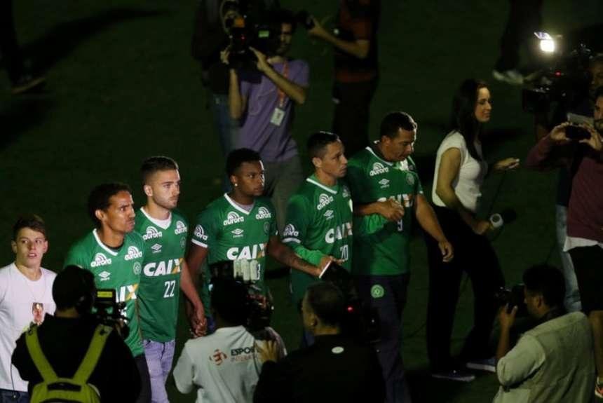 Homenagem na Arena Cond aos mortos no acidente areo emocionou principalmente os jogadores que ficaram em Chapec. So eles os goleiros Nivaldo, William Bergamin e Marcelo Boeck; os zagueiros Demerson e Rafael Lima; o lateral Cludio Winck; os volantes Nenm e Moiss; o armador Lucas Mineiro; o meia-atacante Hyoran, e os atacantes Martinuccio, Pedro Perotti e Lourency. Outros atletas das categorias de base tambm participaram do tributo em memria aos integrantes da delegao falecidos na queda do avio na Colmbia.