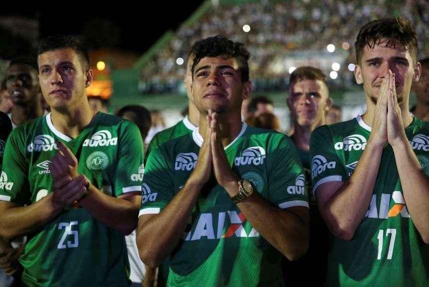 Homenagem na Arena Cond aos mortos no acidente areo emocionou principalmente os jogadores que ficaram em Chapec. So eles os goleiros Nivaldo, William Bergamin e Marcelo Boeck; os zagueiros Demerson e Rafael Lima; o lateral Cludio Winck; os volantes Nenm e Moiss; o armador Lucas Mineiro; o meia-atacante Hyoran, e os atacantes Martinuccio, Pedro Perotti e Lourency. Outros atletas das categorias de base tambm participaram do tributo em memria aos integrantes da delegao falecidos na queda do avio na Colmbia.