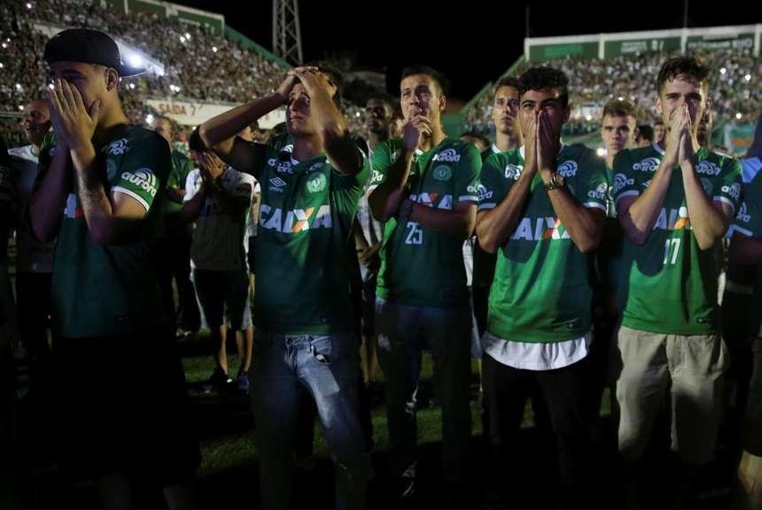 Homenagem na Arena Cond aos mortos no acidente areo emocionou principalmente os jogadores que ficaram em Chapec. So eles os goleiros Nivaldo, William Bergamin e Marcelo Boeck; os zagueiros Demerson e Rafael Lima; o lateral Cludio Winck; os volantes Nenm e Moiss; o armador Lucas Mineiro; o meia-atacante Hyoran, e os atacantes Martinuccio, Pedro Perotti e Lourency. Outros atletas das categorias de base tambm participaram do tributo em memria aos integrantes da delegao falecidos na queda do avio na Colmbia.