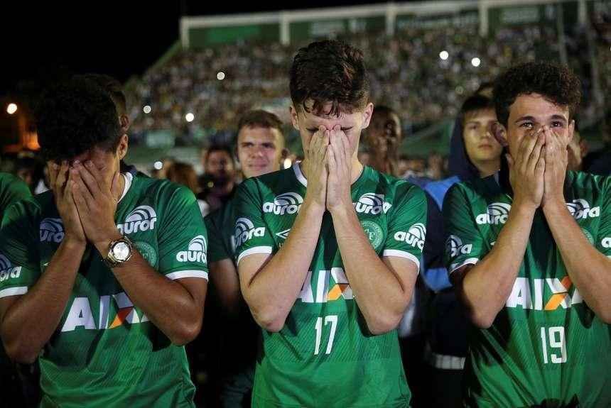 Homenagem na Arena Cond aos mortos no acidente areo emocionou principalmente os jogadores que ficaram em Chapec. So eles os goleiros Nivaldo, William Bergamin e Marcelo Boeck; os zagueiros Demerson e Rafael Lima; o lateral Cludio Winck; os volantes Nenm e Moiss; o armador Lucas Mineiro; o meia-atacante Hyoran, e os atacantes Martinuccio, Pedro Perotti e Lourency. Outros atletas das categorias de base tambm participaram do tributo em memria aos integrantes da delegao falecidos na queda do avio na Colmbia.
