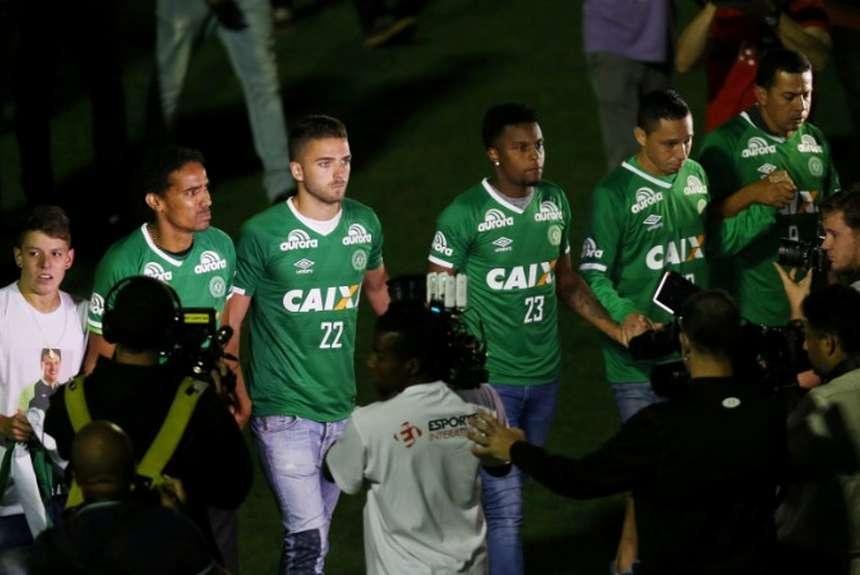 Homenagem na Arena Cond aos mortos no acidente areo emocionou principalmente os jogadores que ficaram em Chapec. So eles os goleiros Nivaldo, William Bergamin e Marcelo Boeck; os zagueiros Demerson e Rafael Lima; o lateral Cludio Winck; os volantes Nenm e Moiss; o armador Lucas Mineiro; o meia-atacante Hyoran, e os atacantes Martinuccio, Pedro Perotti e Lourency. Outros atletas das categorias de base tambm participaram do tributo em memria aos integrantes da delegao falecidos na queda do avio na Colmbia.