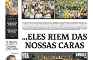 Jornais noticiaram as homenagens feitas  Chapecoense no Brasil e na Colmbia no dia aps a tragdia