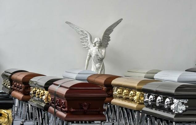 Funcionários da funerária preparam os caixões dos jogadores e comissão técnica da Chapecoense