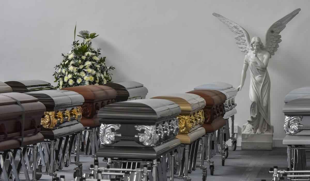 Funcionrios da funerria preparam os caixes dos jogadores e comisso tcnica da Chapecoense