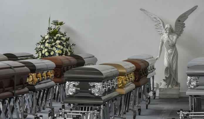 Funcionários da funerária preparam os caixões dos jogadores e comissão técnica da Chapecoense