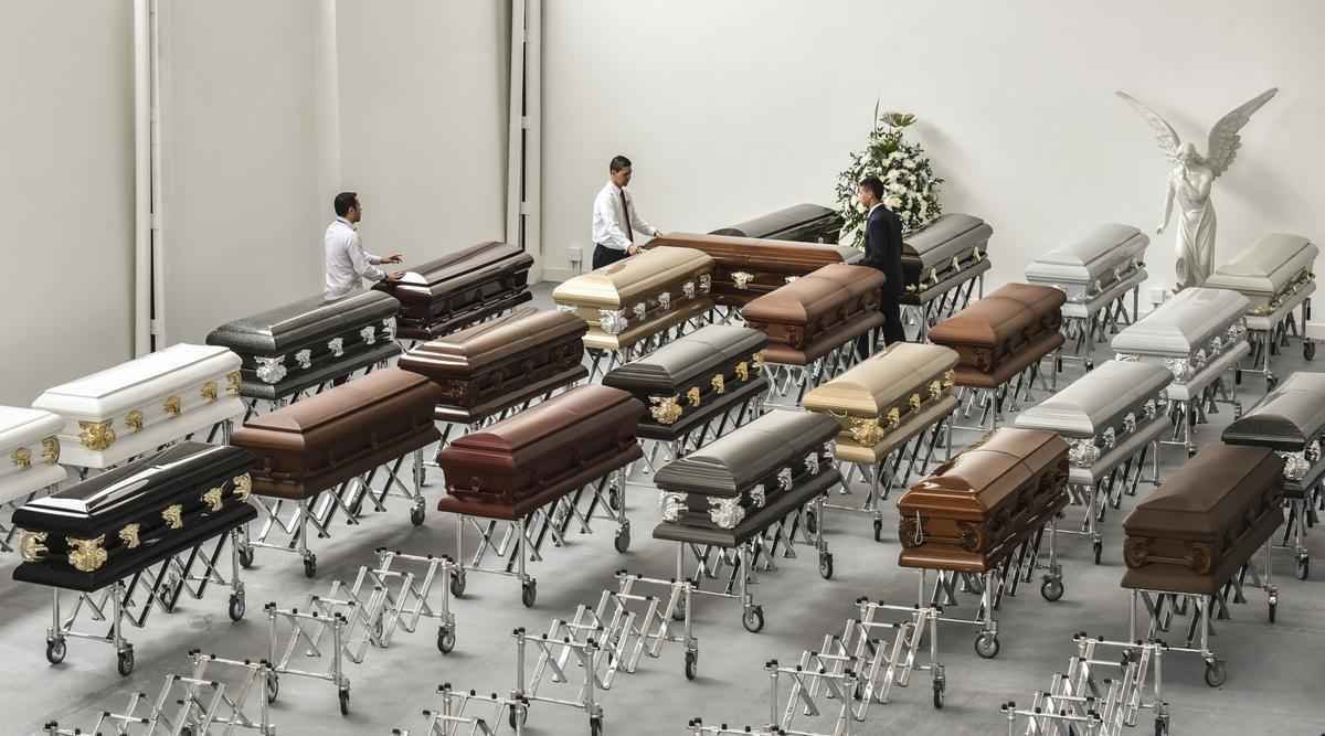 Funcionrios da funerria preparam os caixes dos jogadores e comisso tcnica da Chapecoense