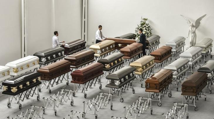 Funcionários da funerária preparam os caixões dos jogadores e comissão técnica da Chapecoense