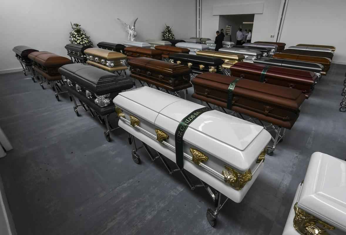 Funcionrios da funerria preparam os caixes dos jogadores e comisso tcnica da Chapecoense