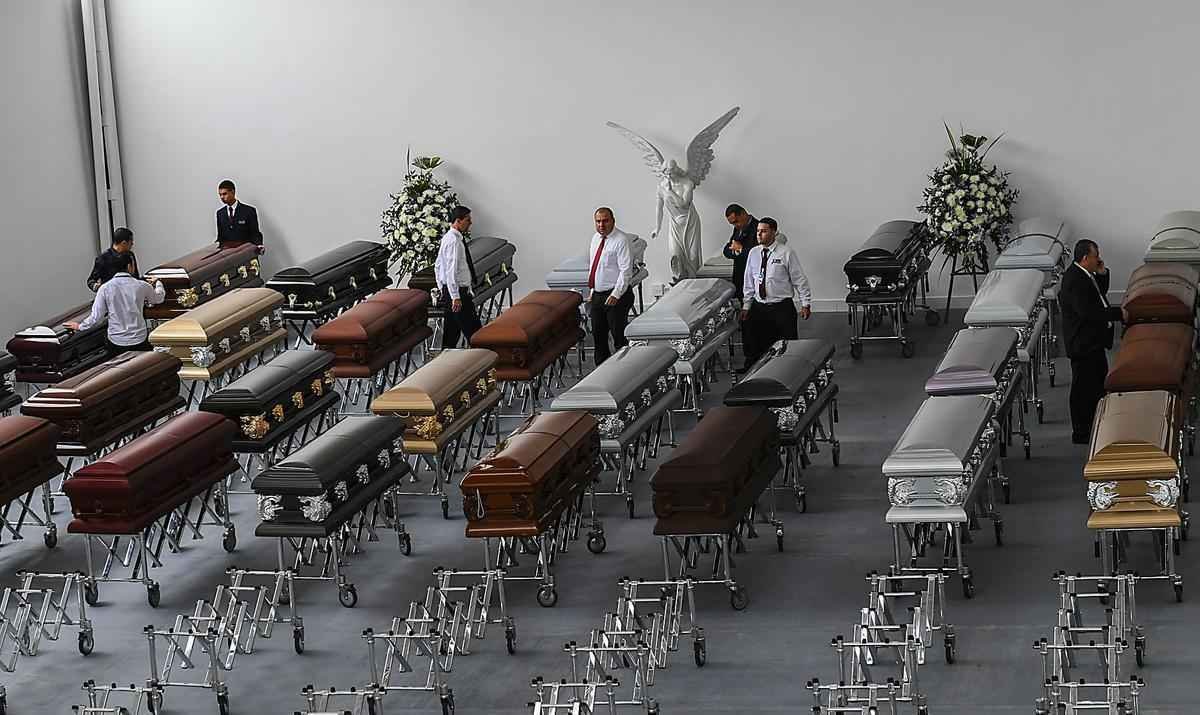 Funcionrios da funerria preparam os caixes dos jogadores e comisso tcnica da Chapecoense