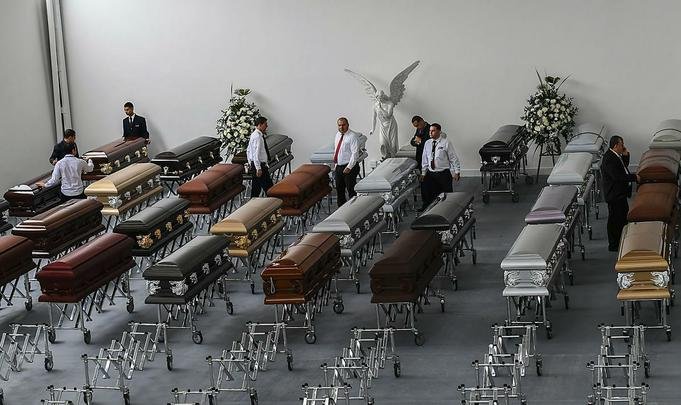 Funcionários da funerária preparam os caixões dos jogadores e comissão técnica da Chapecoense