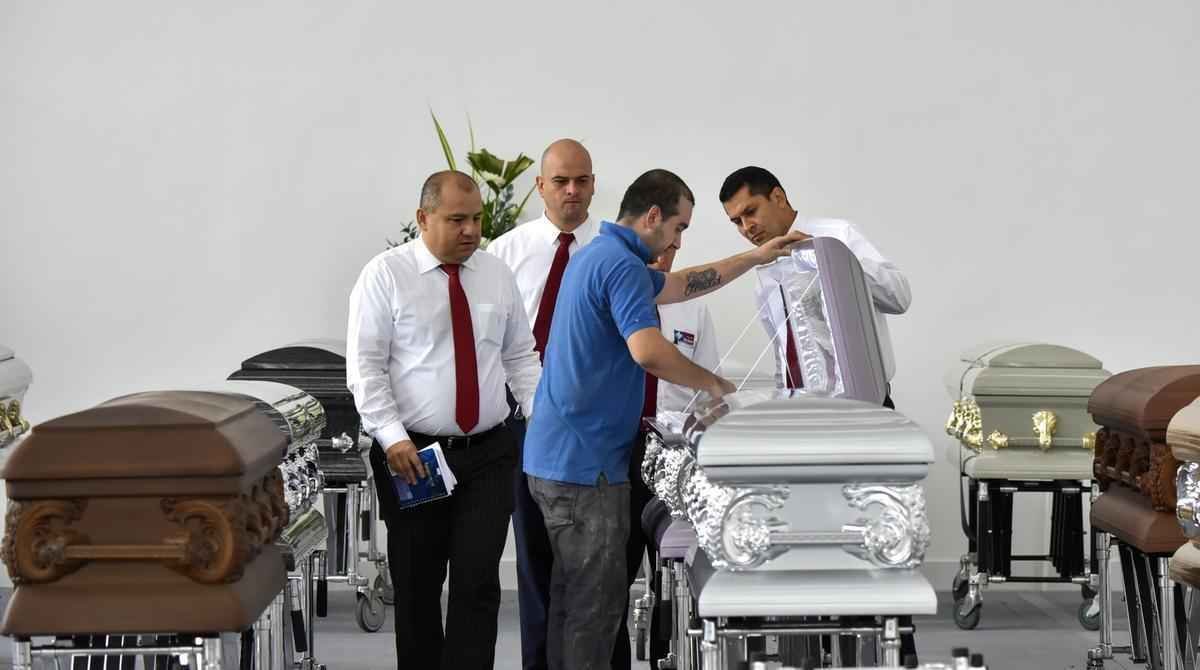 Funcionrios da funerria preparam os caixes dos jogadores e comisso tcnica da Chapecoense