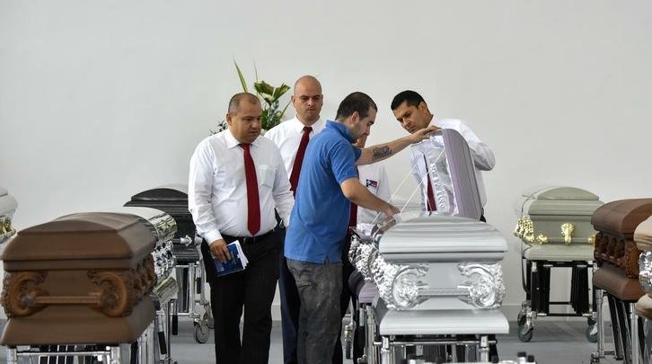 Funcionários da funerária preparam os caixões dos jogadores e comissão técnica da Chapecoense