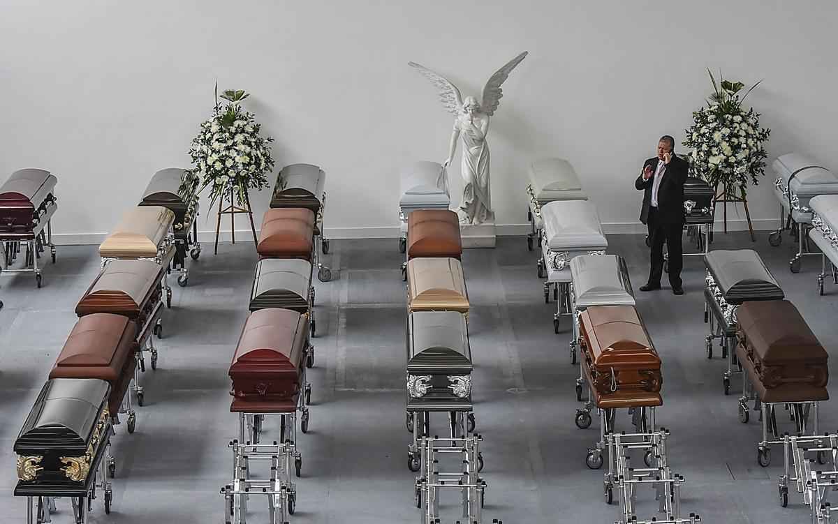 Funcionrios da funerria preparam os caixes dos jogadores e comisso tcnica da Chapecoense