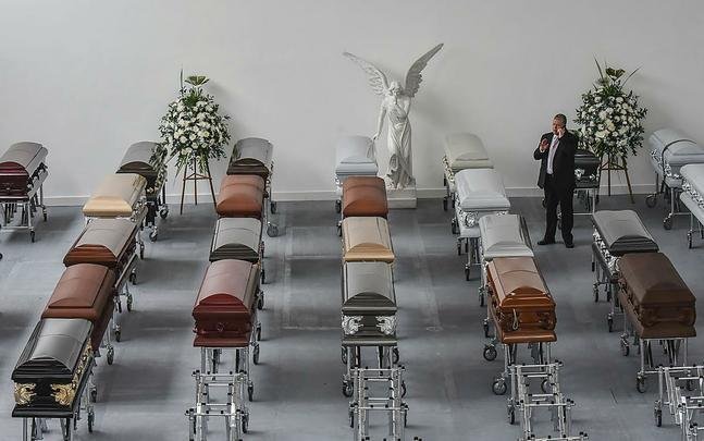 Funcionários da funerária preparam os caixões dos jogadores e comissão técnica da Chapecoense