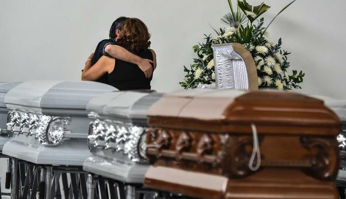 Funcionários da funerária preparam os caixões dos jogadores e comissão técnica da Chapecoense