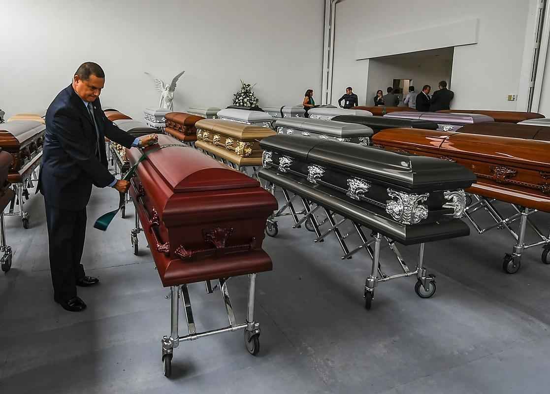 Funcionrios da funerria preparam os caixes dos jogadores e comisso tcnica da Chapecoense