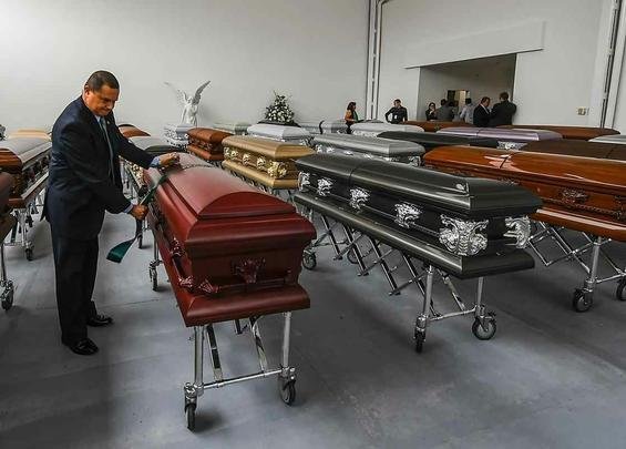 Funcionários da funerária preparam os caixões dos jogadores e comissão técnica da Chapecoense