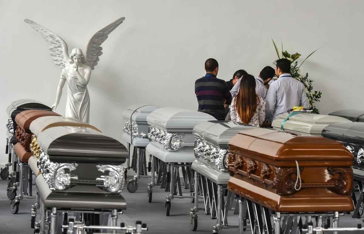 Funcionrios da funerria preparam os caixes dos jogadores e comisso tcnica da Chapecoense