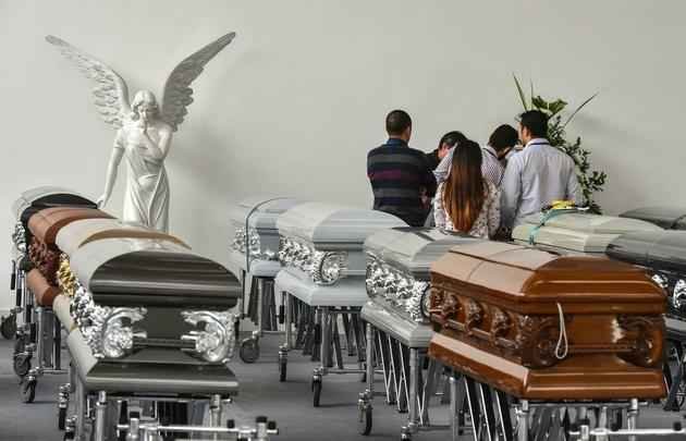 Funcionários da funerária preparam os caixões dos jogadores e comissão técnica da Chapecoense