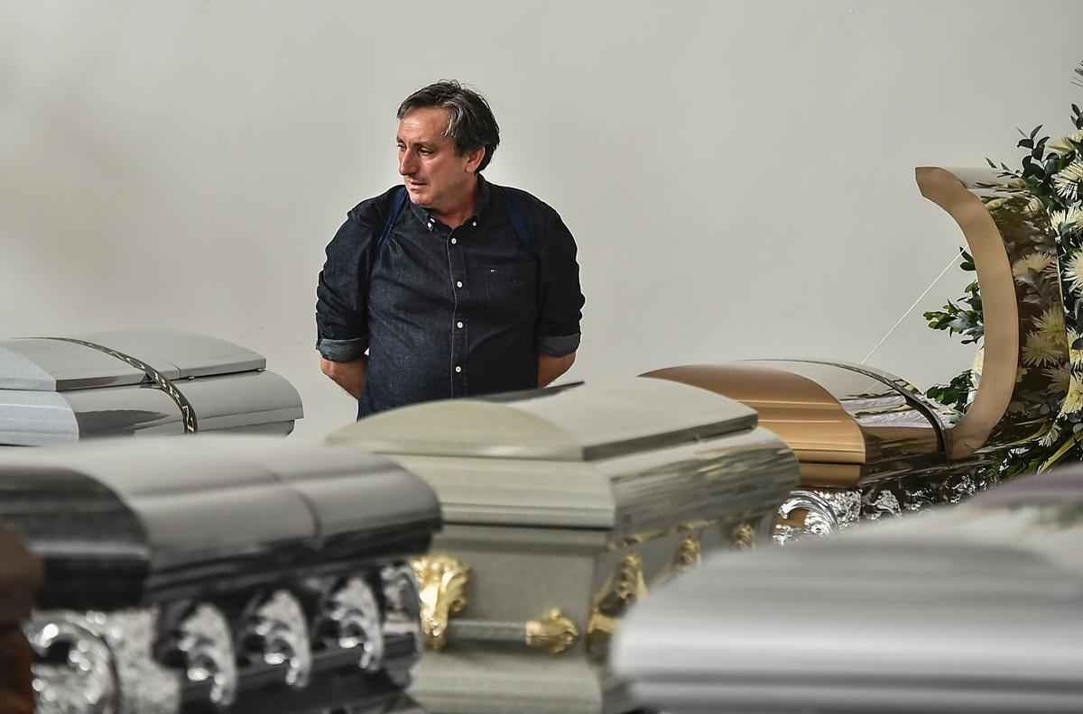 Funcionrios da funerria preparam os caixes dos jogadores e comisso tcnica da Chapecoense