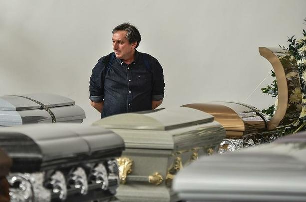 Funcionários da funerária preparam os caixões dos jogadores e comissão técnica da Chapecoense