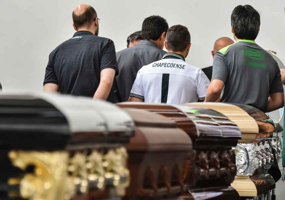 Funcionrios da funerria preparam os caixes dos jogadores e comisso tcnica da Chapecoense