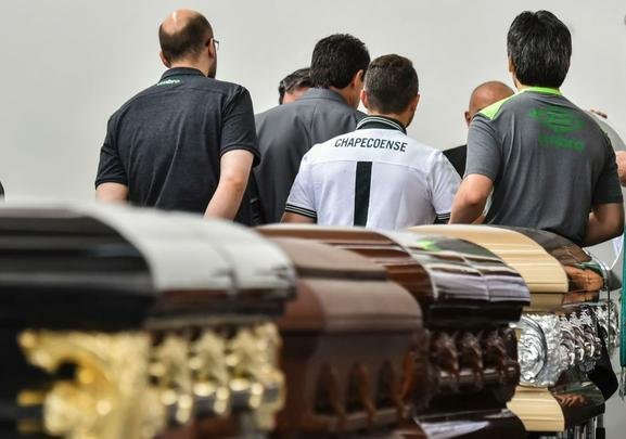 Funcionários da funerária preparam os caixões dos jogadores e comissão técnica da Chapecoense