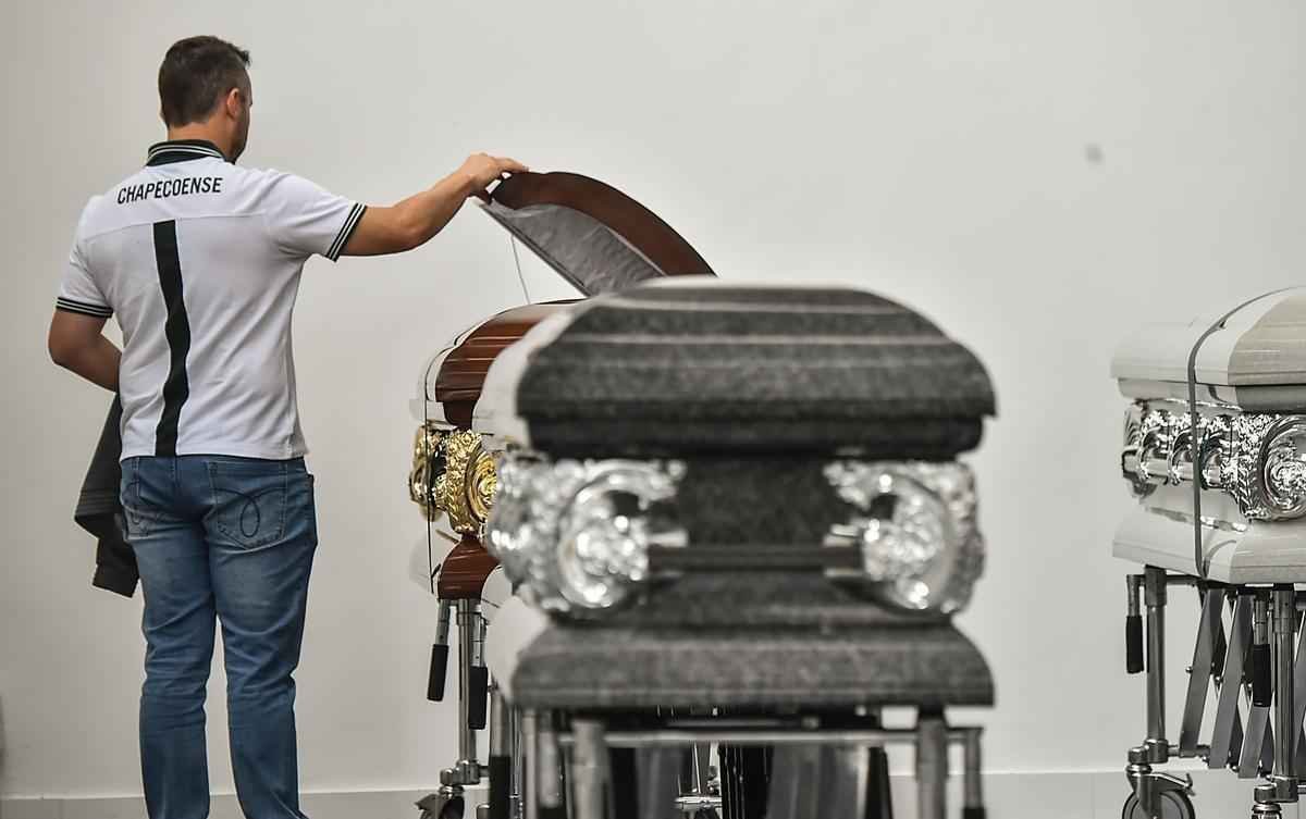 Funcionrios da funerria preparam os caixes dos jogadores e comisso tcnica da Chapecoense