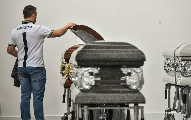 Funcionários da funerária preparam os caixões dos jogadores e comissão técnica da Chapecoense