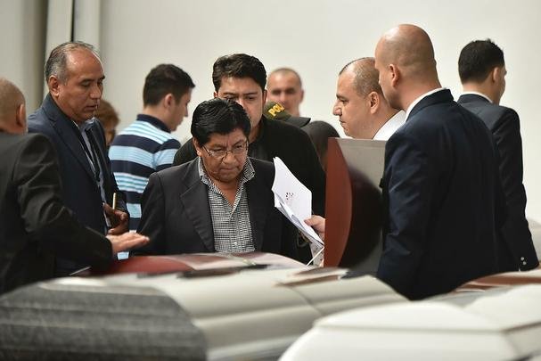 Funcionários da funerária preparam os caixões dos jogadores e comissão técnica da Chapecoense