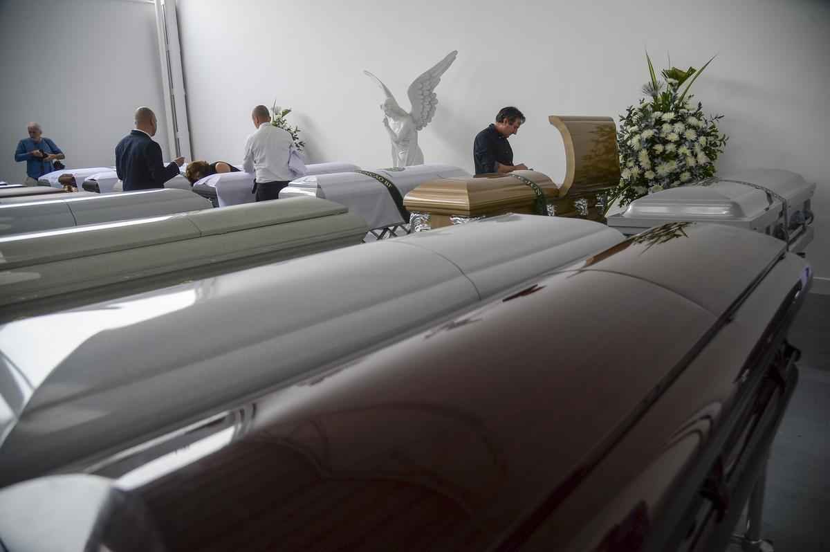 Funcionrios da funerria preparam os caixes dos jogadores e comisso tcnica da Chapecoense
