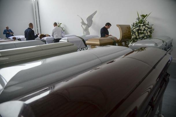 Funcionários da funerária preparam os caixões dos jogadores e comissão técnica da Chapecoense