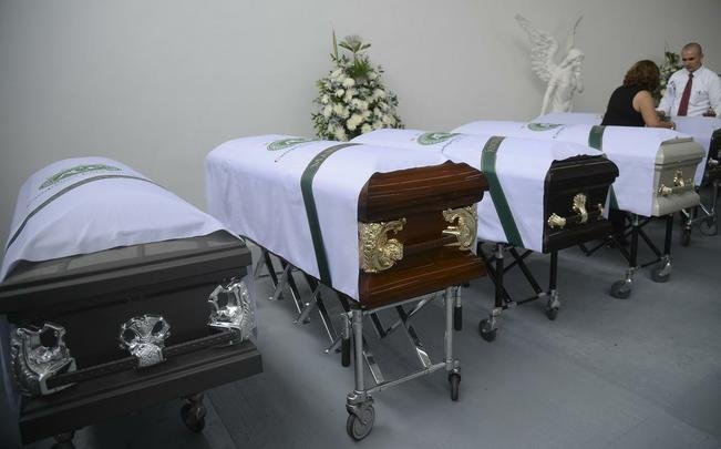 Funcionários da funerária preparam os caixões dos jogadores e comissão técnica da Chapecoense