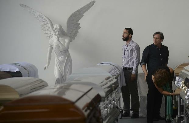 Funcionários da funerária preparam os caixões dos jogadores e comissão técnica da Chapecoense