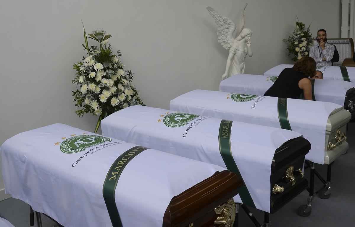 Funcionrios da funerria preparam os caixes dos jogadores e comisso tcnica da Chapecoense