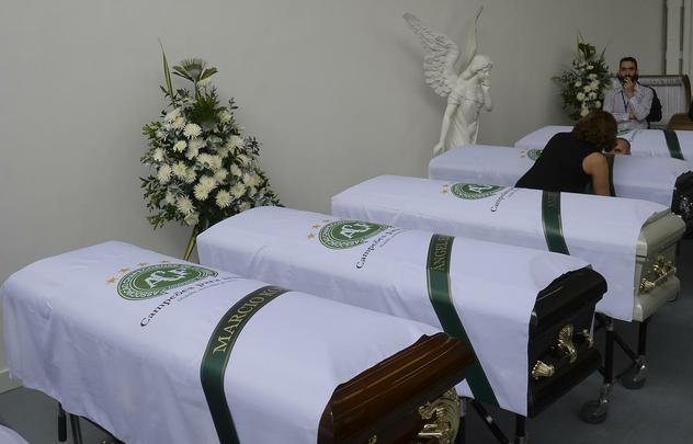 Funcionários da funerária preparam os caixões dos jogadores e comissão técnica da Chapecoense