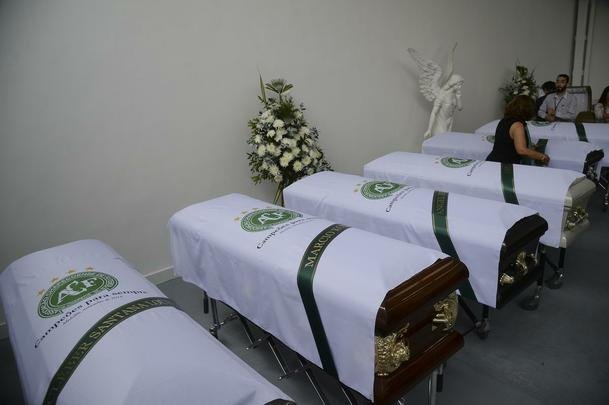 Funcionários da funerária preparam os caixões dos jogadores e comissão técnica da Chapecoense