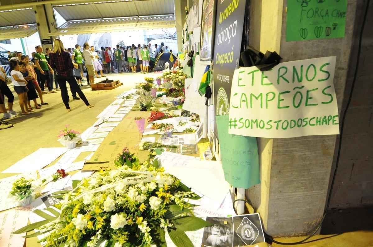 Fotos da vgilia em Chapec nesta quinta-feira. Imagens feitas pelo fotgrafo do Estado de Minas, Leandro Couri