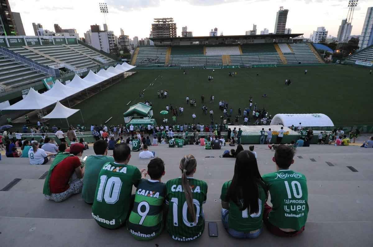 Fotos da vgilia em Chapec nesta quinta-feira. Imagens feitas pelo fotgrafo do Estado de Minas, Leandro Couri