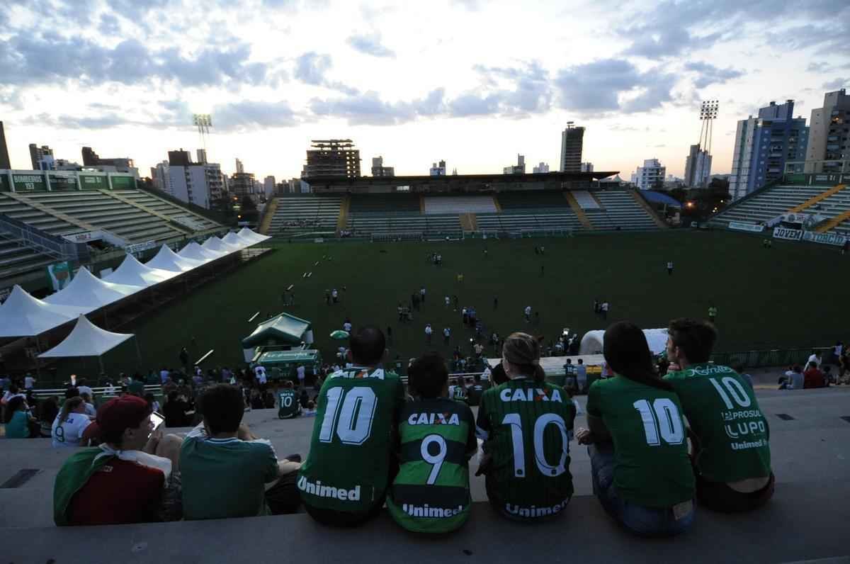 Fotos da vgilia em Chapec nesta quinta-feira. Imagens feitas pelo fotgrafo do Estado de Minas, Leandro Couri