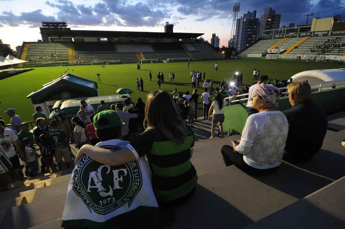 Fotos da vgilia em Chapec nesta quinta-feira. Imagens feitas pelo fotgrafo do Estado de Minas, Leandro Couri