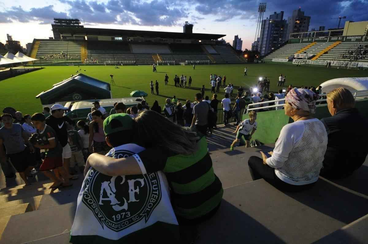 Fotos da vgilia em Chapec nesta quinta-feira. Imagens feitas pelo fotgrafo do Estado de Minas, Leandro Couri