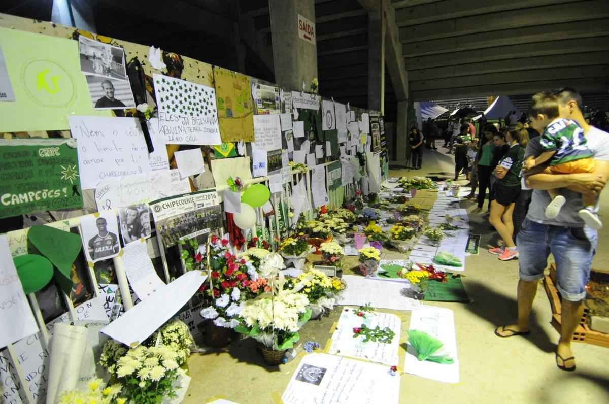 Fotos da vgilia em Chapec nesta quinta-feira. Imagens feitas pelo fotgrafo do Estado de Minas, Leandro Couri
