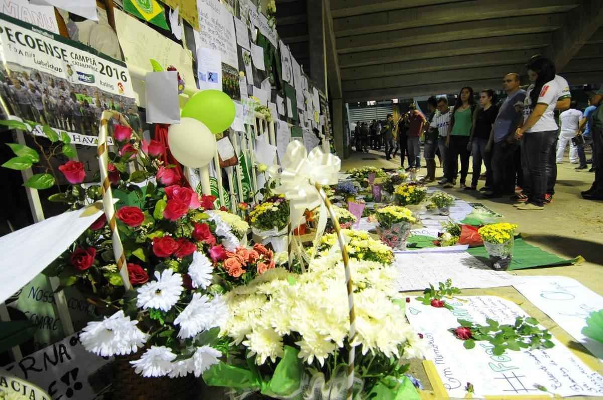Fotos da vgilia em Chapec nesta quinta-feira. Imagens feitas pelo fotgrafo do Estado de Minas, Leandro Couri